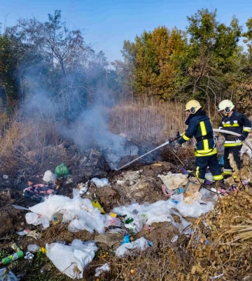Через людську недбалість у районах Черкащини горів очерет, суха трава й сміття (ФОТО)