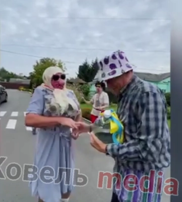 Танці з переодяганням та накриті столи: як на Волині працівники КП вітали свого керівника з днем народження. Відео