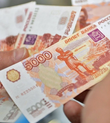 Курс російського рубля знову впав до 100 за долар