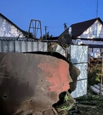 Окупанти атакували Дніпро: від уламків збитих "шахедів" спалахнули пожежі, фото