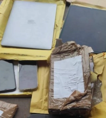 Незадекларовану техніку, серед якої - сучасний iPhone 15 Pro, намагався завезти на Закарпатті водій мікроавтобуса (ФОТО)