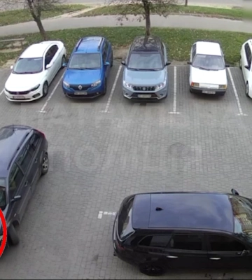 Наїхав на припарковане авто й утік: у Луцьку камери зафіксували порушника (Відео)