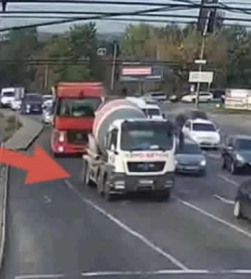 У Луцьку вантажівка будівельників заляпала бетоном дорогу (відео)