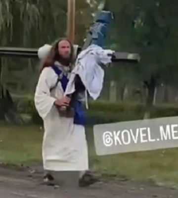 ДТП на Київській у Рівному: Ланос злетів з дороги, працюють дві карети швидкої (ВІДЕО)