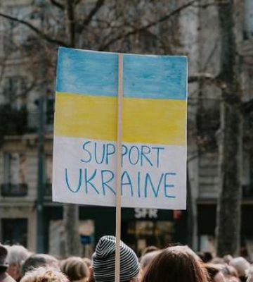 Польща може припинити виплати для українців: що про це думають поляки