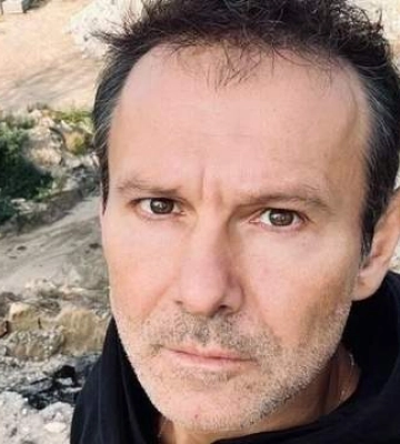 «Другу добу на сході». Святослав Вакарчук показав зруйнований міст через Сіверський Донець біля Ізюму