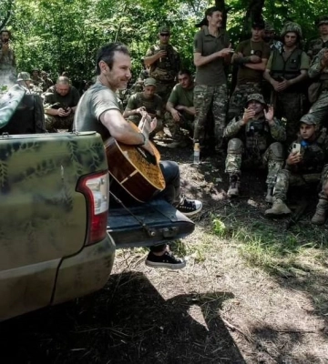 «Другу добу на сході». Святослав Вакарчук показав зруйнований міст через Сіверський Донець біля Ізюму