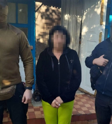 На Київщині СБУ викрила колаборантку, яка працювала на рф під час окупації Херсона