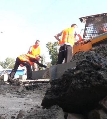 Тротуар, на який чекали роками: у Рівному почали ремонтувати дорогу біля «Колегіума»