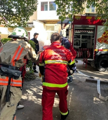 Підгоріла їжа на плиті: волинські рятувальники визволяли чоловіка із задимленої квартири 