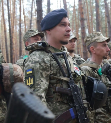 Надзвичайними зусиллями боронять Україну: Президент України вручив нагороди бійцям волинської бригади
