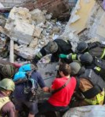 Росіяни вдарили авіабомбою по житловому кварталу передмістя Херсона