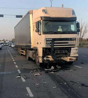 На Днепропетровщине столкнулись грузовой автомобиль и две легковушки: 3 человека пострадали