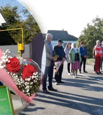 На Чернігівщині мати Героя заасфальтувала за власні гроші вулицю, названу на честь сина
