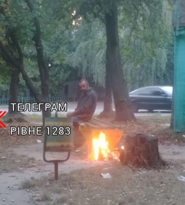 Байдуже Рівне: біля лавки - вогонь, але чоловіка це анітрохи не бентежить