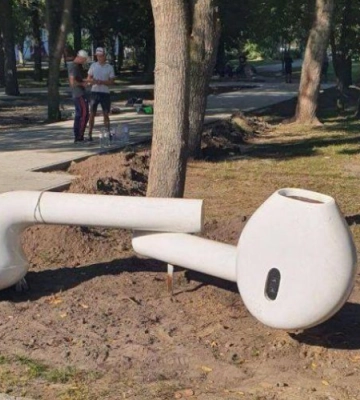 Найбільші AirPods у світі: на Волині встановили унікальний арт-об’єкт