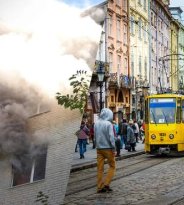 Львів’янин вижив після стрибка з четвертого поверху палаючого будинку