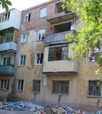 У Миколаєві відновлюють житловий будинок на Райдужній, що постраждав від ворожих обстрілів