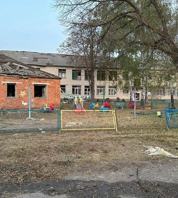 Росіяни вдарили КАБ по смт на Харківщині. Зруйновно будинок та садочок, є постраждала