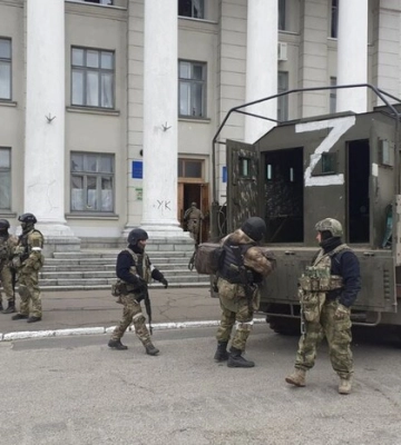 Готуються до «жесту доброї волі»? У Токмаку окупанти евакуювали родини та закрили магазини