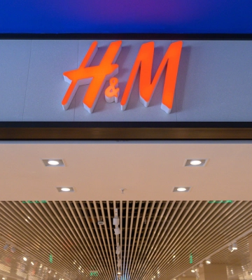Спершу відкриють шість магазинів. H&amp;M незабаром відновить роботу в Україні