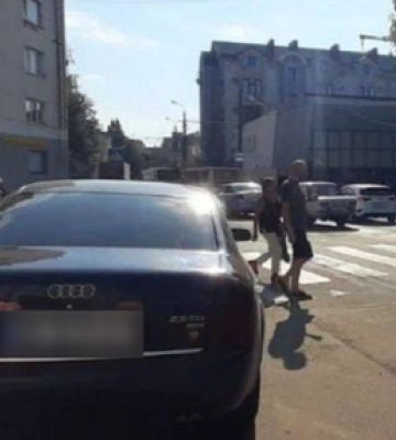 Муніципали покарали водія, який припаркувався біля «зебри» в центрі Луцька 