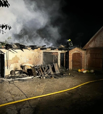 У Рівненському районі вогнем знищено дах господарської будівлі