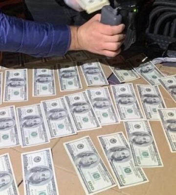 У Фастові викрито прокурора на отриманні хабара у $30 тис. за закриття кримінального провадження. ФОТО