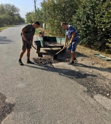 Жителі Одеської області самотужки відремонтували дорогу