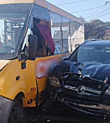 У Сумах маршрутка потрапила в ДТП: п'ятеро людей отримали травми