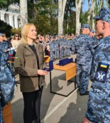 Олена Кондратюк разом із латвійськими благодійниками передала автобуси та гуманітарну допомогу ліцеїстам Одеського&amp;hellip;
