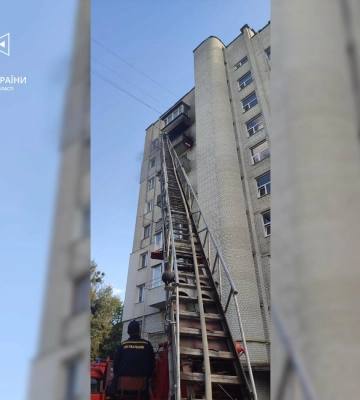 На Львівщині через пожежу на балконі ледь не згоріла квартира, - ФОТО