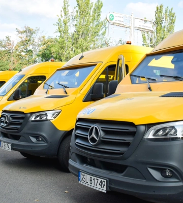 Інклюзивні та броньовані. Снігурівській громаді Миколаївщини передали шкільні автобуси