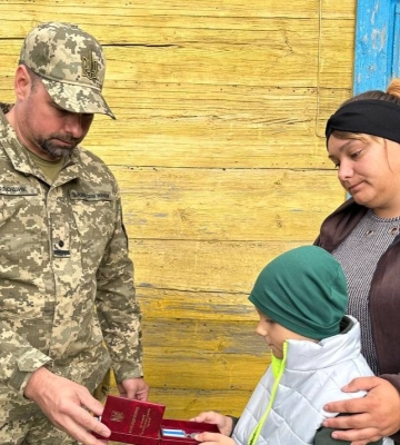 «Син говорить, що його тато не помер, а загинув, що він – Герой»: воїна з Волині посмертно нагородили медаллю