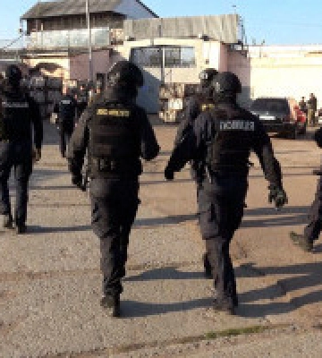 Правоохоронці викрили групу шахраїв, які продавали неіснуючі автомобілі для ЗСУ (фото, відео)