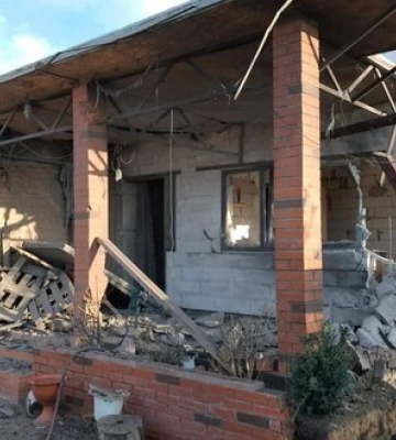 Наслідки обстрілу Нікополя російськими окупантами: Постраждала жінка, пошкоджено 10 будинків. ФОТОрепортаж