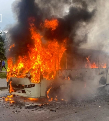 У Львові на Миколайчука згорів автобус