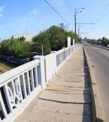 У Дніпрі жінка намагалась стрибнути із залізничного мосту