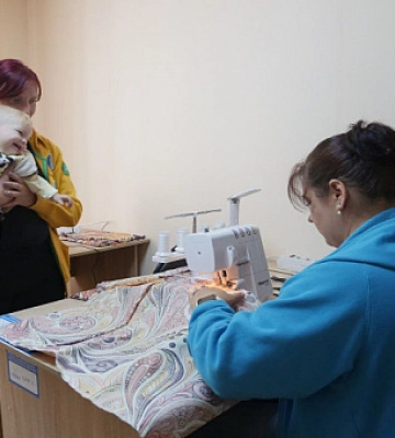 Відремонтувати або пошити власні речі. У Кривому Розі для переселенцв відкрили швейну майстерню