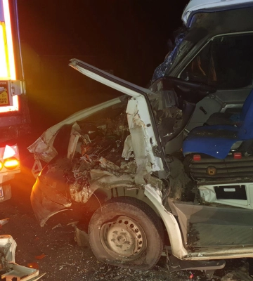 На Закарпатті внаслідок автотрощі водія мікроавтобусу затисло в салоні