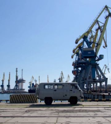 Росіяни поглиблюють дно в порту Маріуполя для вивезення награбованого з України - речник ВМС
