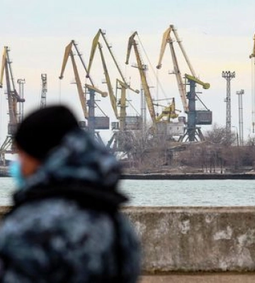 Росіяни поглиблюють дно в порту Маріуполя для вивезення награбованого з України - речник ВМС