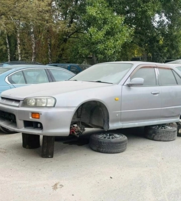 Звезда 2000-х: в Киеве заметили редчайший спортивный седан Nissan 