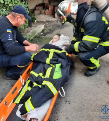 У Чернівцях пожежники витягли жінку з охопленої вогнем квартири