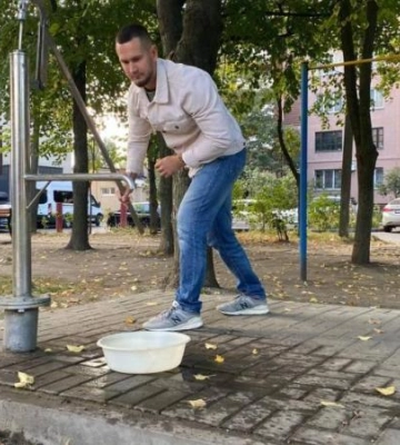 У Дніпрі триває підготовка до зими. На правому березі облаштовують колонки та бочки з технічною водою