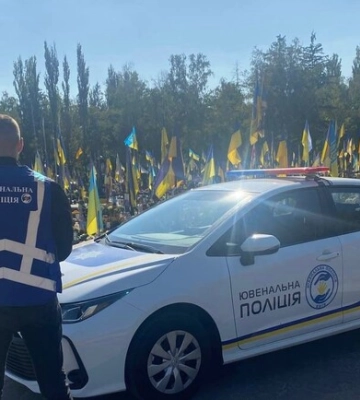 В Києві неповнолітні діти збирали речі на кладовищі, де поховані військослужбовці
