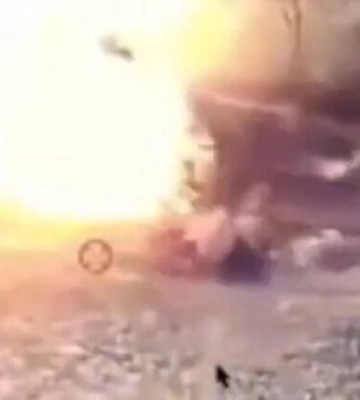 Прильот снаряду GMLRS по ворожій САУ &quot;Акація&quot;, піхотинцях та вантажівці з боєприпасами. ВIДЕО