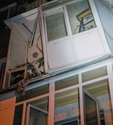 Разрушена часть балкона: в Киеве произошел взрыв газового обогревателя в пятиэтажном доме. Фото