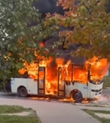 Появилось видео, как во Львове эпично горела маршрутка