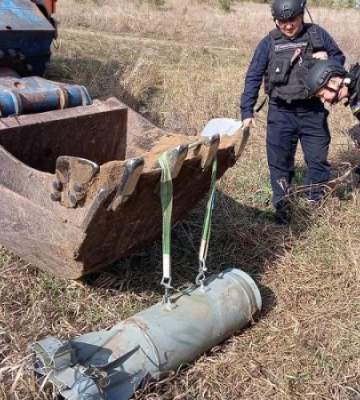 На Запоріжжі піротехніки знищили ворожу 250-кілограмову авіабомбу, яку знайшли комбайнери в полі